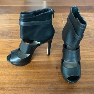 [Vince Camuto] Black Leather Platform Caged Booties